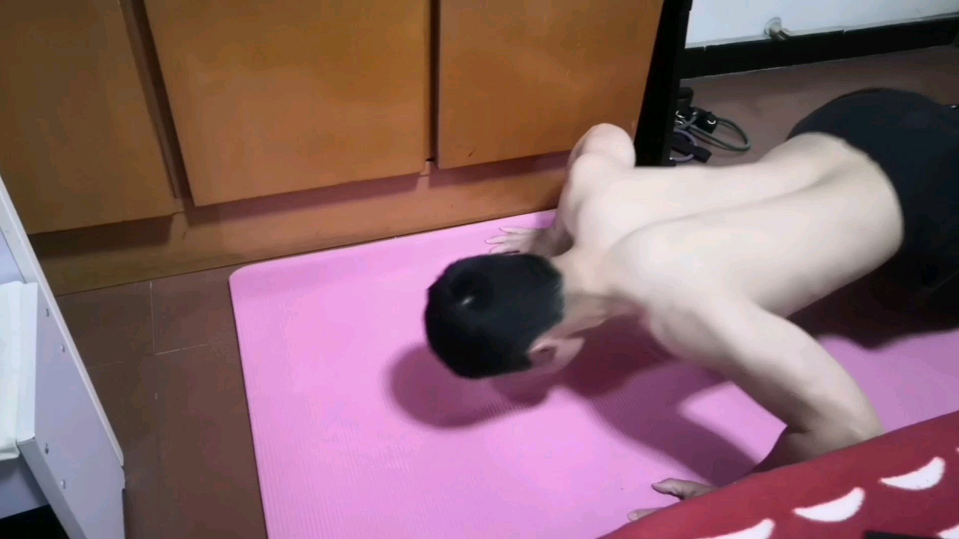 日常徒手健身第N天,100个变式俯卧撑练胸肌,这刺激谁练谁知道!